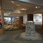 “郑国谷：我家是你的博物馆”展览现场，维他命艺术空间，广州，2004年。 图⽚由艺术家和维他命艺术空间惠允。©维他命，2004。 郑国谷作品©艺术家，2004。