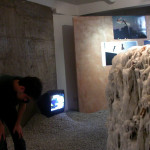 “郑国谷：我家是你的博物馆”展览现场，维他命艺术空间，广州，2004年。 图⽚由艺术家和维他命艺术空间惠允。©维他命，2004。 郑国谷作品©艺术家，2004。