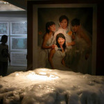 “郑国谷：我家是你的博物馆”展览现场，维他命艺术空间，广州，2004年。 图⽚由艺术家和维他命艺术空间惠允。©维他命，2004。 郑国谷作品©艺术家，2004。