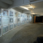 “郑国谷：我家是你的博物馆”展览现场，维他命艺术空间，广州，2004年。 图⽚由艺术家和维他命艺术空间惠允。©维他命，2004。 郑国谷作品©艺术家，2004。