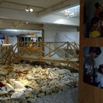 “郑国谷：我家是你的博物馆”展览现场，维他命艺术空间，广州，2004年。 图⽚由艺术家和维他命艺术空间惠允。©维他命，2004。 郑国谷作品©艺术家，2004。