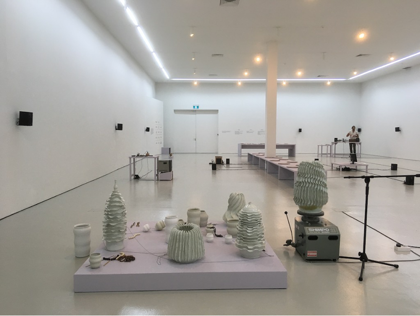 塔里克·阿图伊 - 地面：从陆地到海洋，展览现场，新加坡，2018